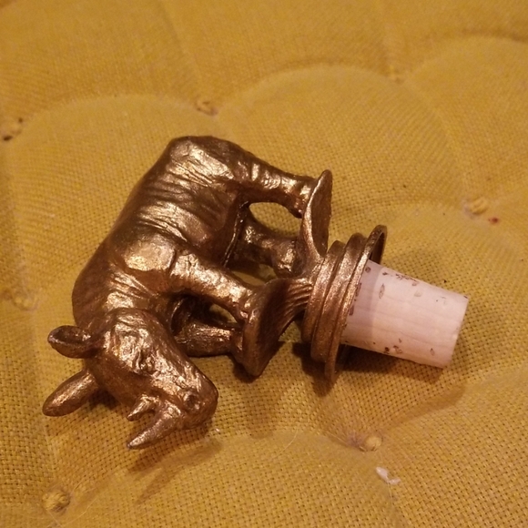 🔶  4/$25!!Earthbound trading metal rhino wine stopper - Picture 1 of 2